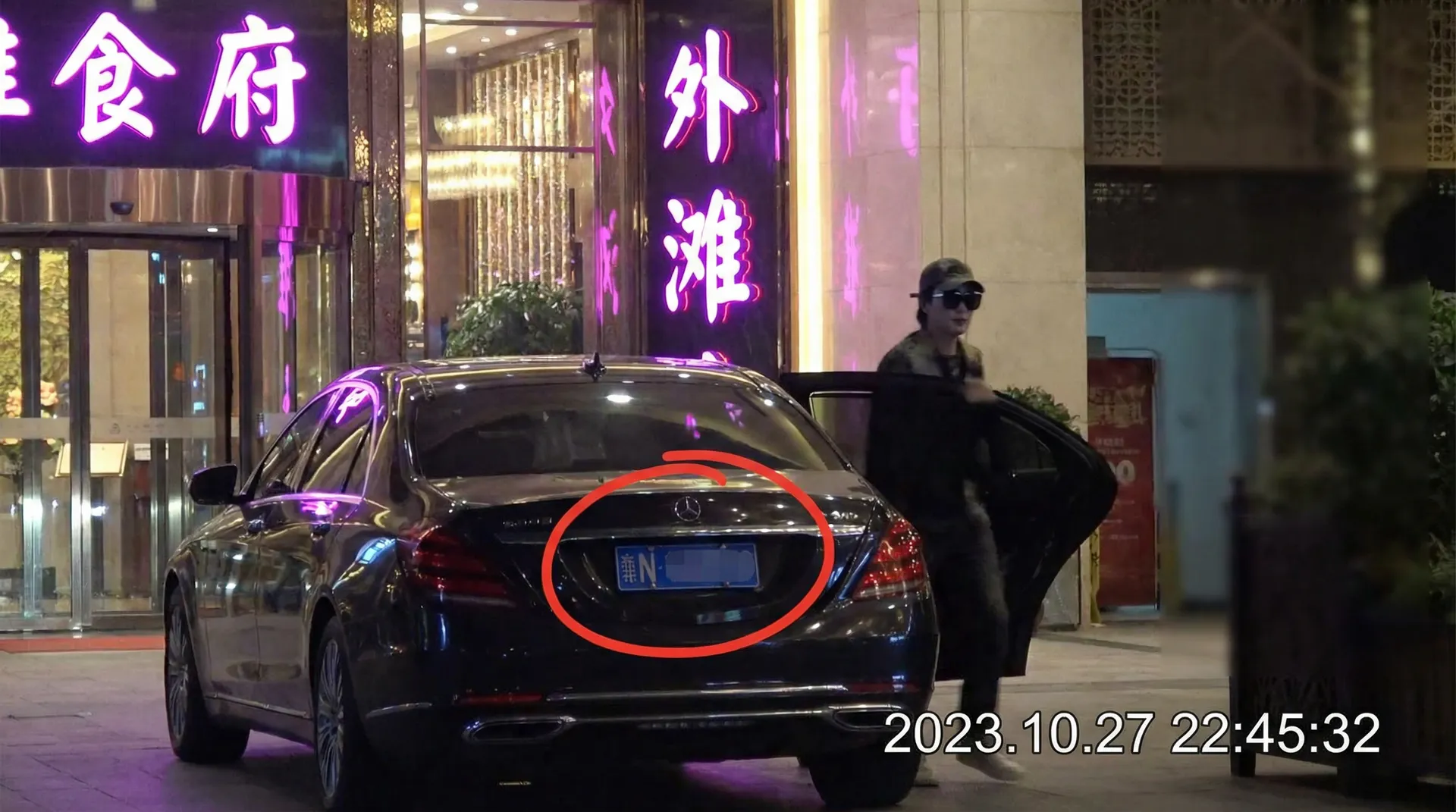 吃瓜暗网 | 吃瓜暗网官方平台-今日热点吃瓜暗网爆料专区 - 豪车餐厅外被拍